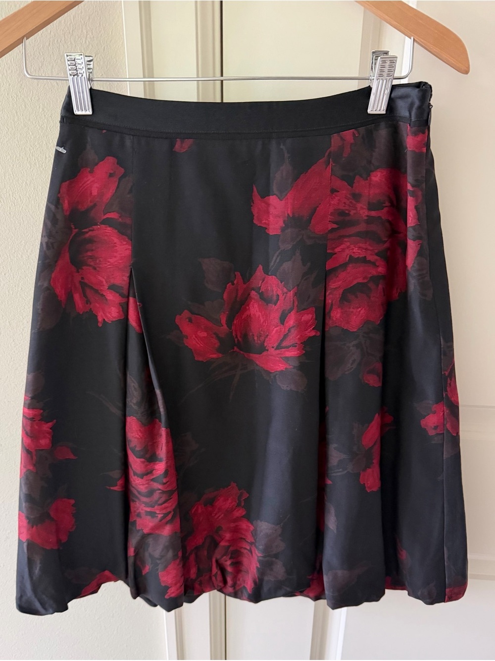 Ann Taylor Black A-Line Skirt with Red Floral Print size 0